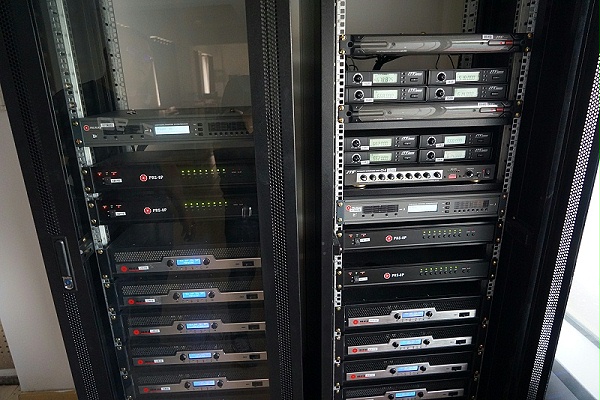 音響系統(tǒng)中的音箱要采用雙功放驅(qū)動