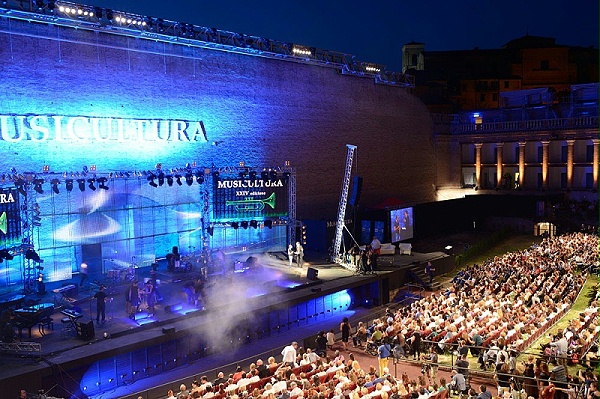 音響設(shè)備在舞臺演出中的作用