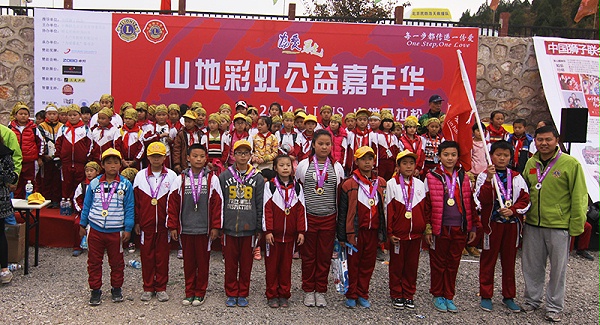 以愛之名，貼地疾行