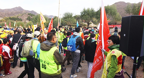 以愛之名，貼地疾行