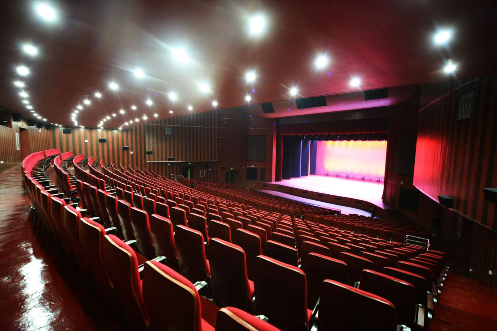 有源音箱在舞臺演出中的作用